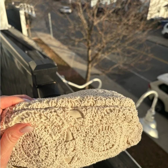 Elegant Cream Lace Clutch - Picture 6 of 7